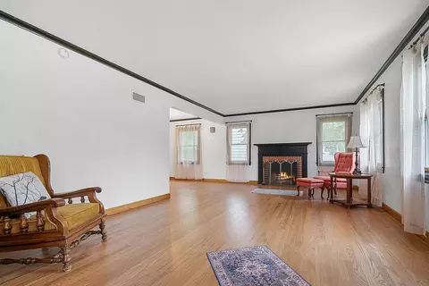 Living - 528 Glendale Blvd, Parchment, MI 49004 photo 1 of 6