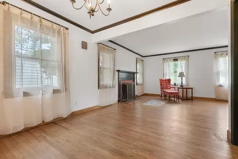 Living - 528 Glendale Blvd, Parchment, MI 49004 photo 5 of 6