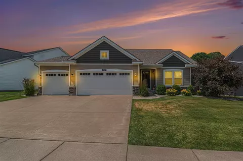 7997 Carlisle Xing, Byron Center, MI 49315