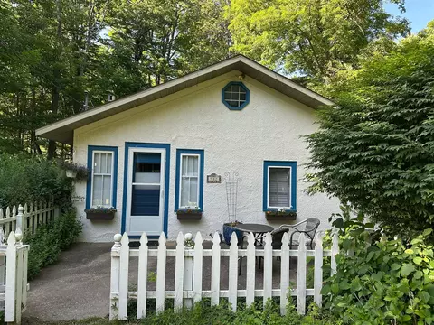 982 Charles, South Haven, MI 49090