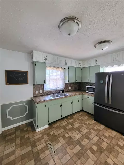 Kitchen - 6713 S Loomis, Dewitt, MI 48820 photo 3 of 3