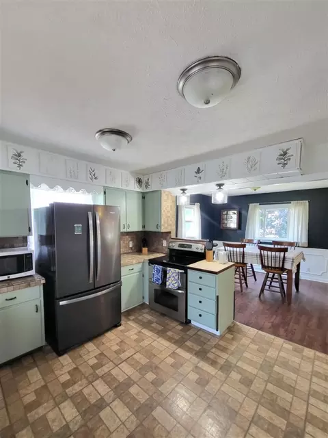 Kitchen - 6713 S Loomis, Dewitt, MI 48820 photo 2 of 3