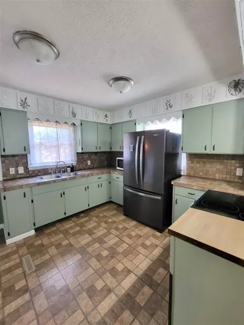 Kitchen - 6713 S Loomis, Dewitt, MI 48820 photo 1 of 3