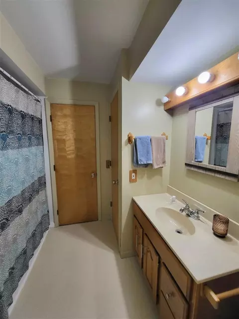 Bath - 6713 S Loomis, Dewitt, MI 48820 photo 1 of 2