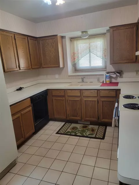 Kitchen - 15430 Windmill, Macomb, MI 48044 photo 2 of 2