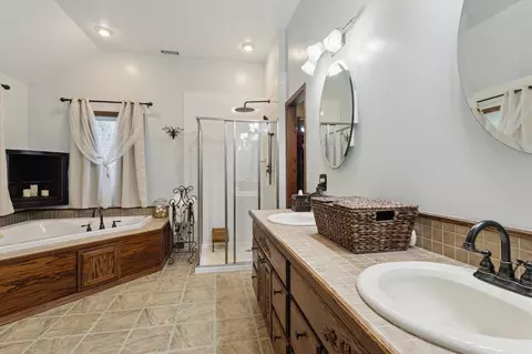 Bath - 6512 Rs, Scotts, MI 49088 photo 1 of 5