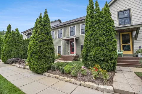 2137 New Town, Grand Rapids, MI 49525