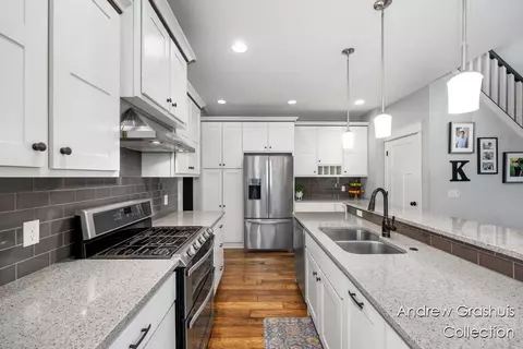 Kitchen - 10 Fox Pt, Ada, MI 49301 photo 2 of 3