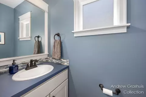 Bath - 10 Fox Pt, Ada, MI 49301 photo 3 of 5