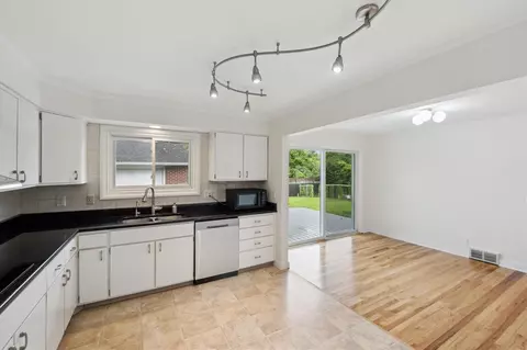2010 Brampton Ct, Ann Arbor, MI 48103 photo 9