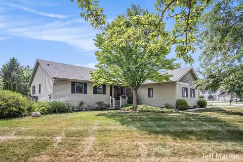 1867 Forest Lk, Grand Rapids, MI 49546