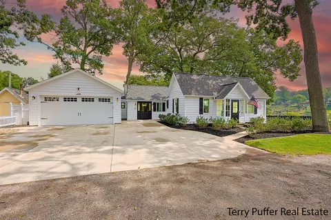 490 S Bear Lk, Muskegon, MI 49445
