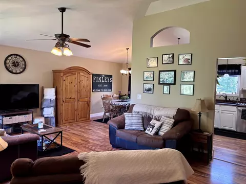 Living - 69361 Carls, Sturgis, MI 49091 photo 3 of 10