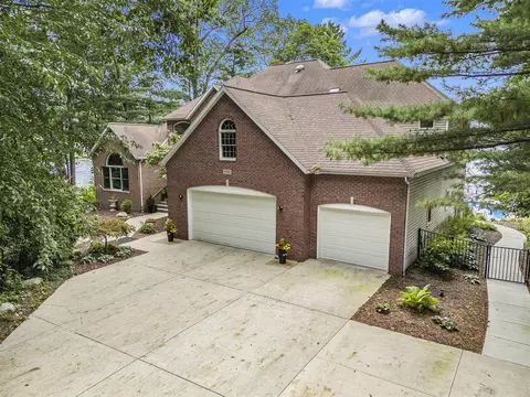 15518 Oak Rdg, Spring Lake, MI 49456