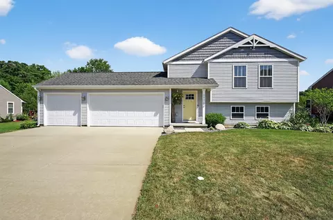 69763 Fox Xing, Edwardsburg, MI 49112