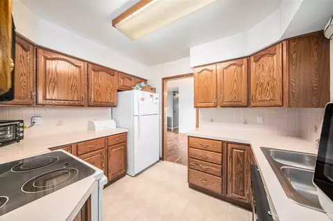Kitchen - 440 Marshall, Brooklyn, MI 49230 photo 2 of 3