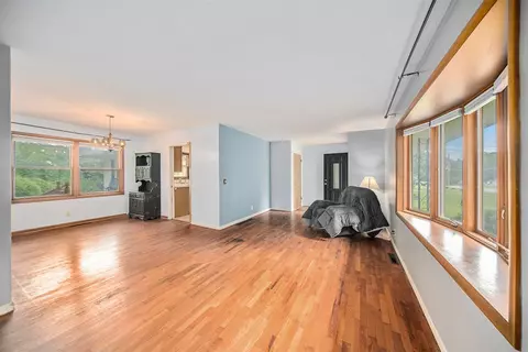 Living - 440 Marshall, Brooklyn, MI 49230 photo 2 of 3
