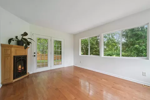 Living - 317 Circle, Marshall, MI 49068 photo 4 of 6