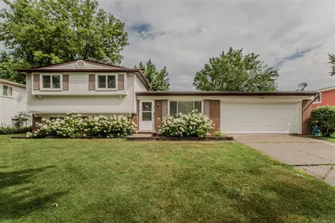 5840 Pontiac Lk, Waterford, MI 48327