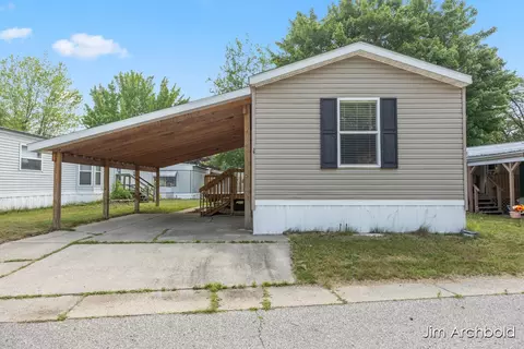 927 W W Lk #38, Fremont, MI 49412