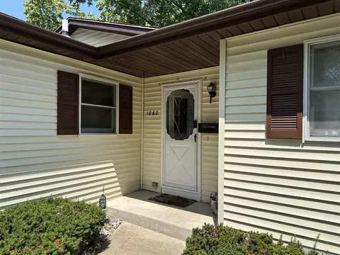 1060 Walnut Grv, Norton Shores, MI 49441