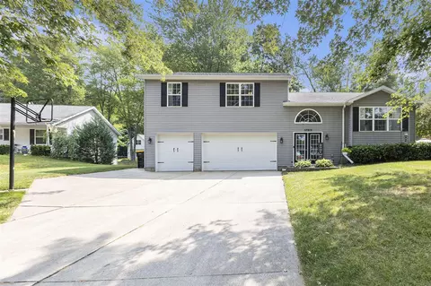 12912 Valley Dr, Wayland, MI 49348