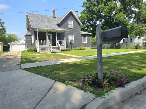 809 6th, Lake Odessa, MI 48849