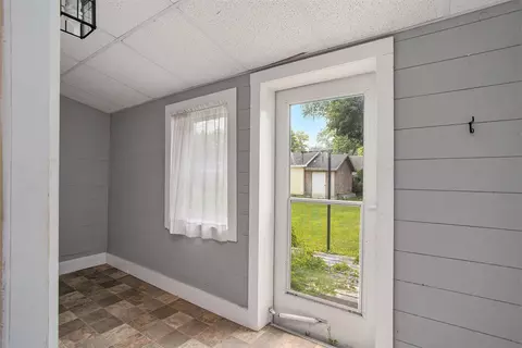Entry Way - 518 E Michigan, Marshall, MI 49068 photo 3 of 3