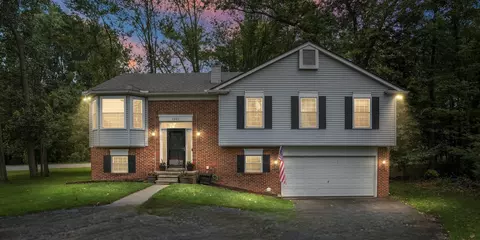 1501 Kings Crown, Wixom, MI 48393