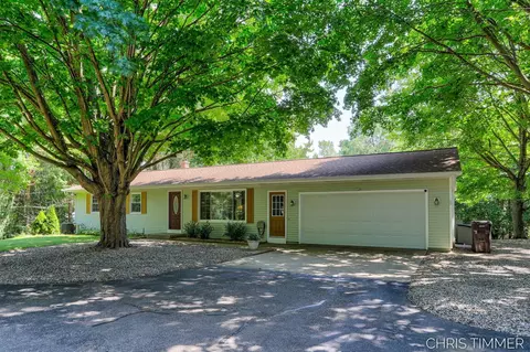 15528 James, Holland, MI 49424