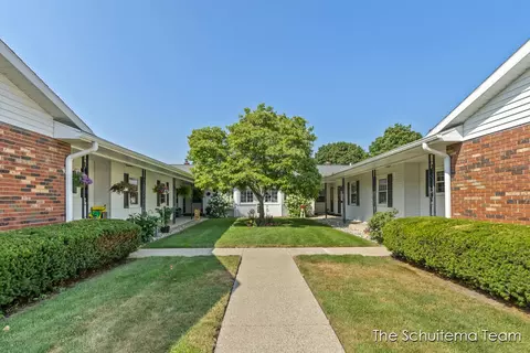 7432 Pine Grv #64, Jenison, MI 49428