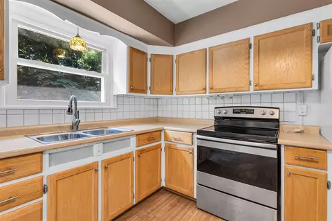 Kitchen - 317 Sulgrave, Jackson, MI 49203 photo 3 of 4