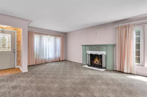 Living - 317 Sulgrave, Jackson, MI 49203 photo 2 of 5