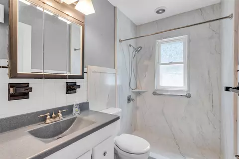 Bath - 317 Sulgrave, Jackson, MI 49203 photo 2 of 3