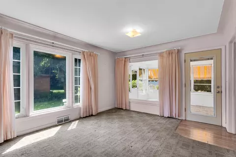 Living - 317 Sulgrave, Jackson, MI 49203 photo 3 of 5