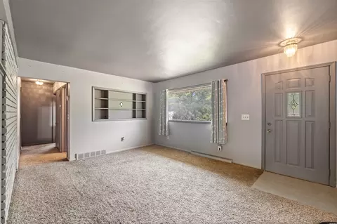 Living - 505 Jacqueline, Jackson, MI 49202 photo 2 of 8