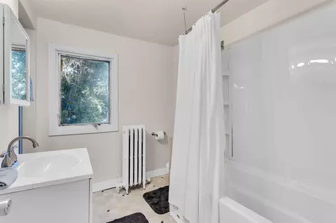 Bath - 909 Hallett, Jackson, MI 49202 photo 1 of 3