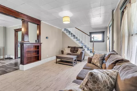 Living - 909 Hallett, Jackson, MI 49202 photo 2 of 3