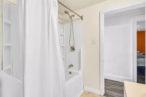 Bath - 909 Hallett, Jackson, MI 49202 photo 2 of 3