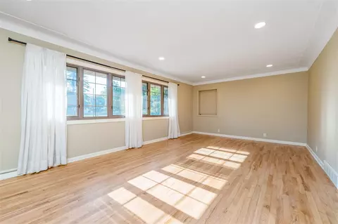 Living - 811 Thomas, Plainwell, MI 49080 photo 3 of 6