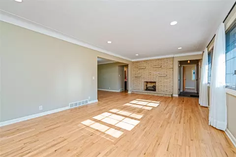 Living - 811 Thomas, Plainwell, MI 49080 photo 4 of 6