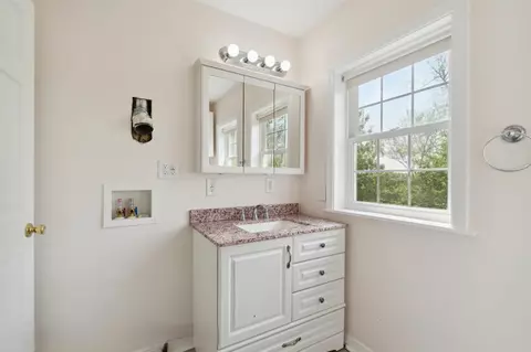 Bath - 1049 Orne, Jackson, MI 49203 photo 3 of 4