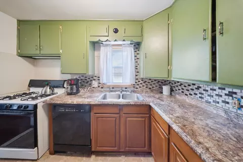 Kitchen - 26625 Eureka, Taylor, MI 48180 photo 3 of 3