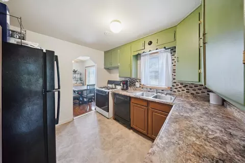 Kitchen - 26625 Eureka, Taylor, MI 48180 photo 2 of 3