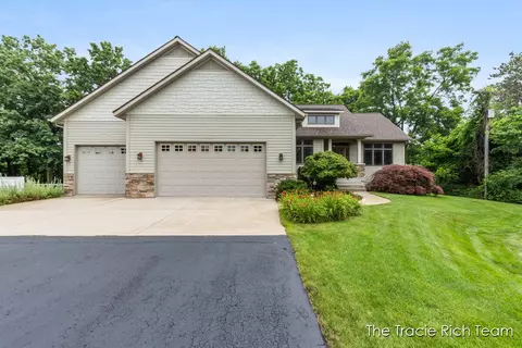 360 River Pl, Lowell, MI 49331