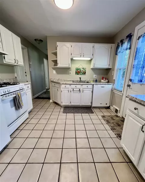 Kitchen - 392 Neff, Grosse Pointe, MI 48230 photo 3 of 7