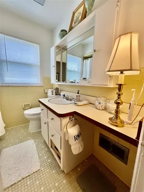 Bath - 392 Neff, Grosse Pointe, MI 48230 photo 2 of 2