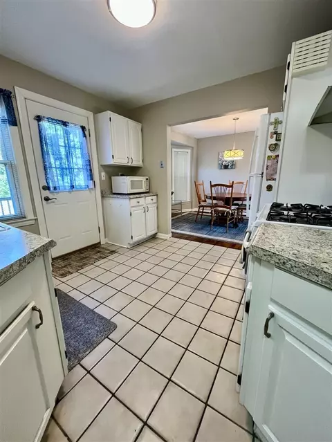 Kitchen - 392 Neff, Grosse Pointe, MI 48230 photo 4 of 7