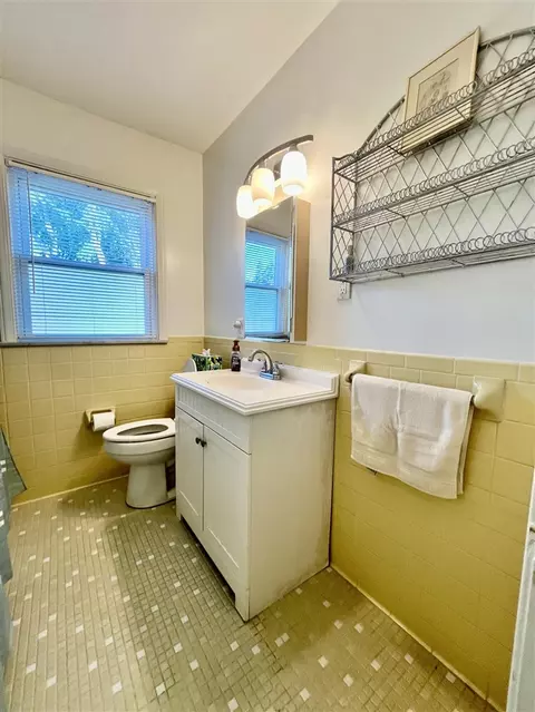 Bath - 392 Neff, Grosse Pointe, MI 48230 photo 1 of 2