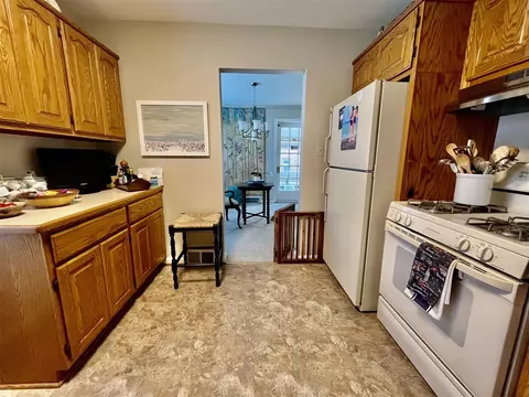 Kitchen - 392 Neff, Grosse Pointe, MI 48230 photo 5 of 7